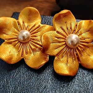 ✨✨ Vintage Bold Blossom Pearl Earrings